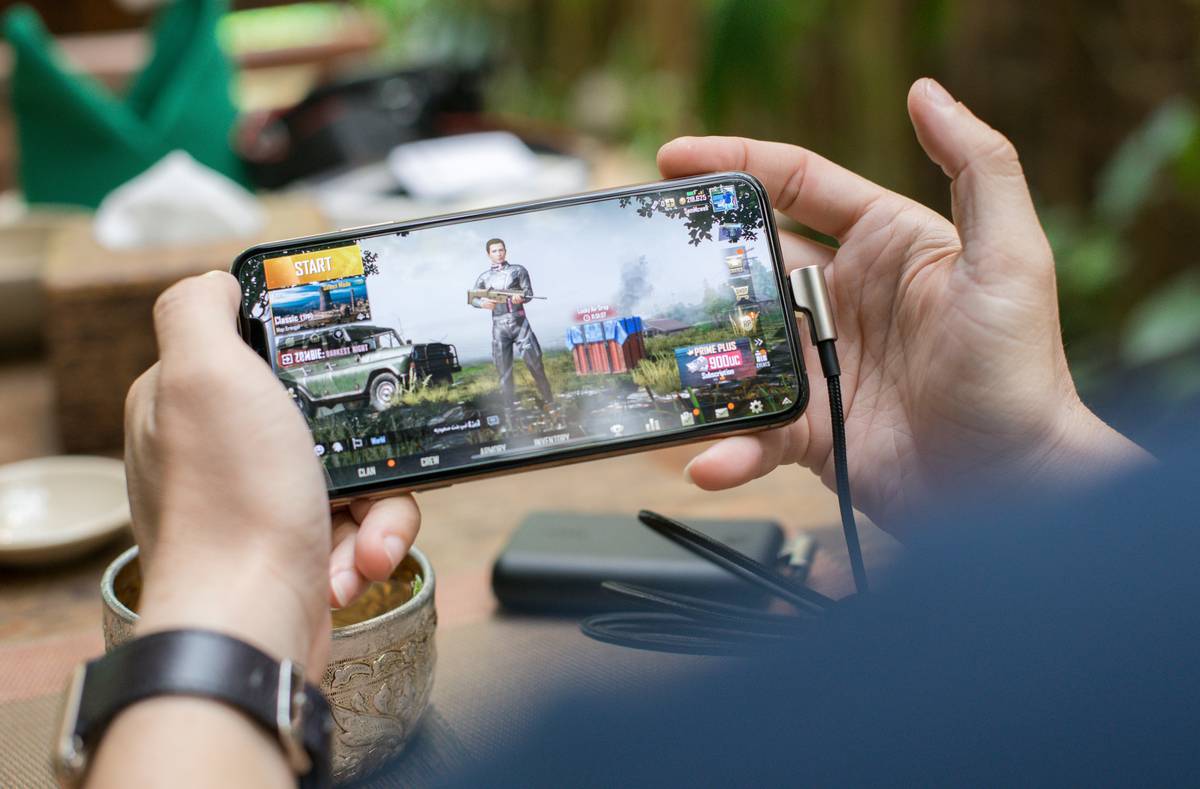 Browser multiplayer rennspiele racing interface showing real-time speed, position, and latency indicator on a mobile screen